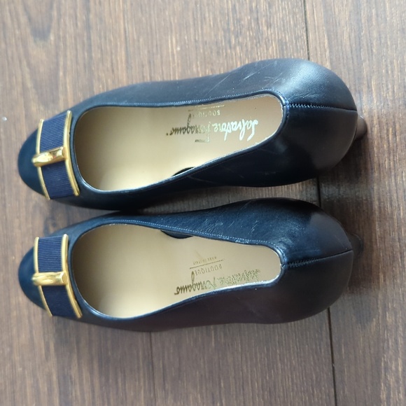 Salvatore Ferragamo Bow Pumps - Picture 4 of 11